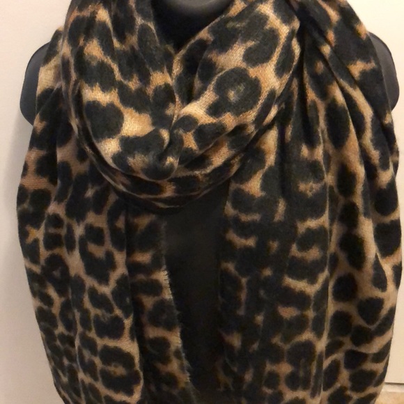 RESTOCKED✨ Leopard Scarf - Picture 4 of 4